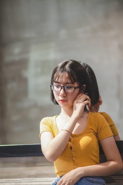 黄色系扣短袖衬衫的女人 · 免费素材图片