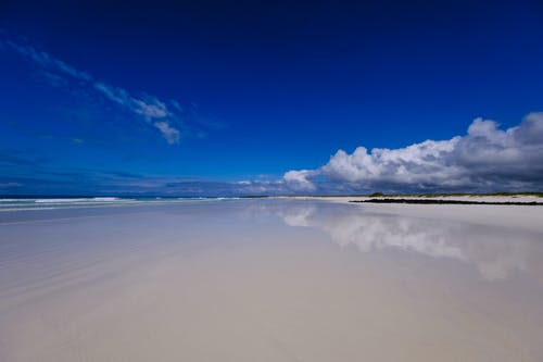 湛蓝的天空下清澈的海水 · 免费素材图片