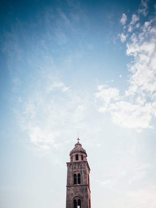 教堂钟楼上的白色和蓝色多云的天空 · 免费素材图片