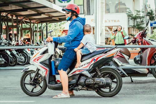 人和蹒跚学步骑摩托车 · 免费素材图片