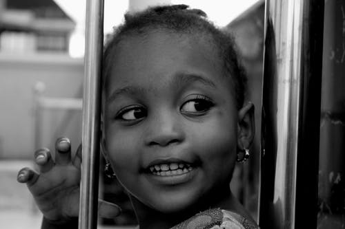 女孩微笑的单色照片 · 免费素材图片