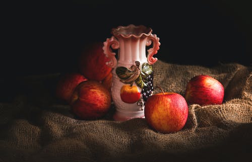 苹果旁边的白色花瓶 · 免费素材图片