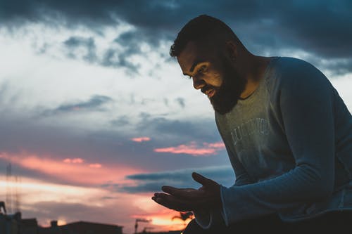 男子身穿白色运动衫 · 免费素材图片