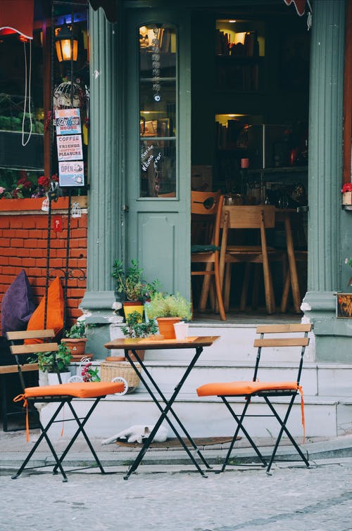 咖啡厅外的棕色和橙色三件式露台套件 · 免费素材图片