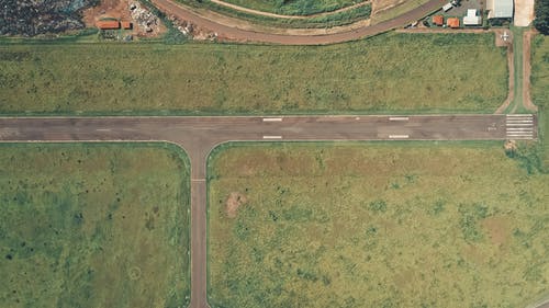 航空摄影中的灰色混凝土路 · 免费素材图片