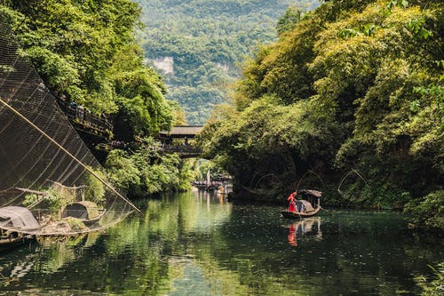 白天在河上的小船照片 · 免费素材图片