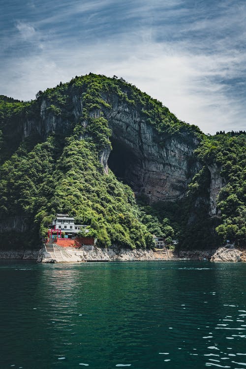 绿山附近的橙色和白色建筑 · 免费素材图片