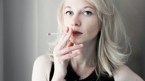 女人控股香烟棒 · 免费素材图片