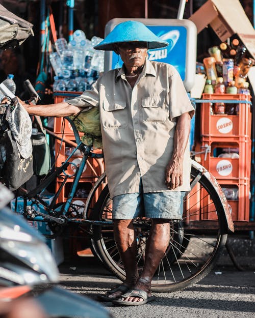 除了蓝色自行车，男人穿棕色礼服衬衫 · 免费素材图片