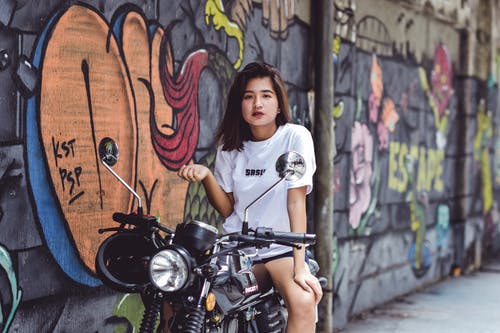 女人坐在摩托车上的照片 · 免费素材图片