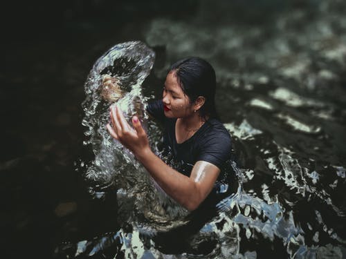 水举双手的女人 · 免费素材图片