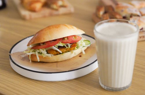 汉堡和桌上的牛奶杯 · 免费素材图片