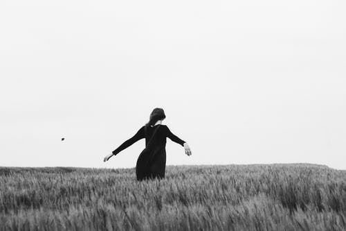 在草地上行走的女人 · 免费素材图片
