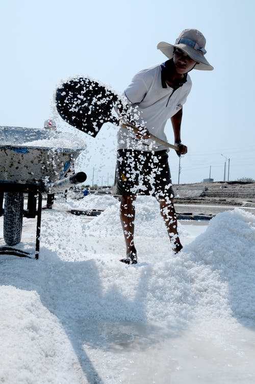 亚洲人在盐上工作 · 免费素材图片