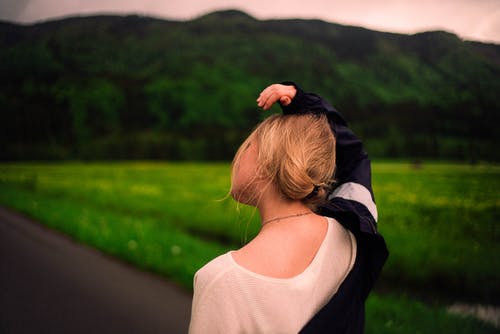 女人用她的手在头上行走 · 免费素材图片