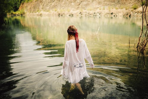 在水面上行走的女人 · 免费素材图片