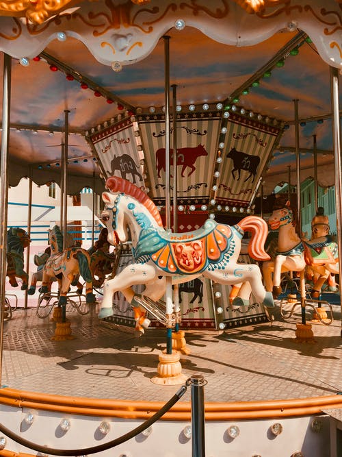 白色和蓝色的马旋转木马 · 免费素材图片