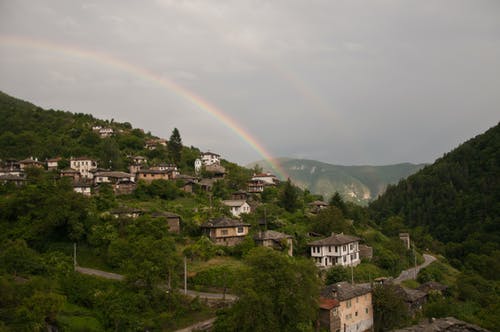 在山坡上的房子 · 免费素材图片