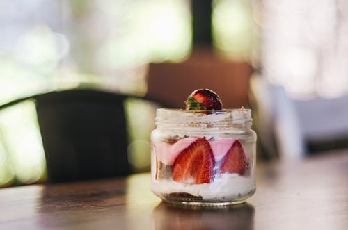草莓里面透明玻璃罐 · 免费素材图片