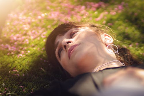 躺在草地上的女人 · 免费素材图片