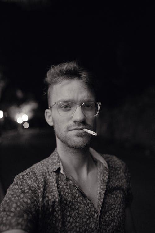 男子吸烟香烟的单色照片 · 免费素材图片