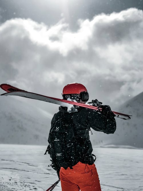 男子携带雪橇刀片 · 免费素材图片