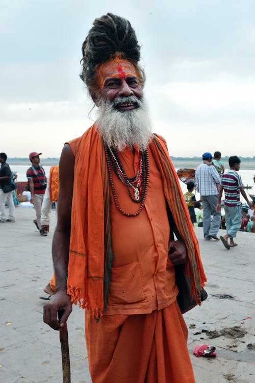 男人穿着头巾和橙色的衣服 · 免费素材图片