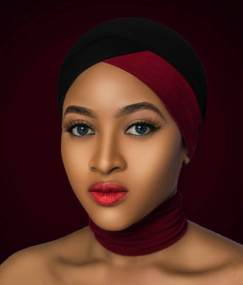 褐红色和黑色的头巾和褐红色的织物项圈裸照女人的肖像照片 · 免费素材图片