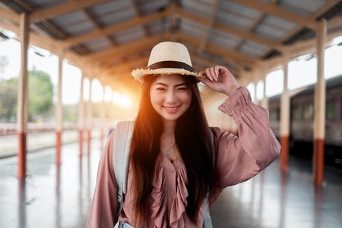 女人戴着草帽的照片 · 免费素材图片