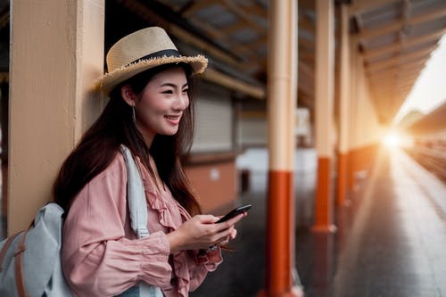 女人靠在墙上 · 免费素材图片