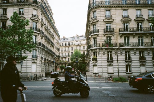 骑摩托车的人的照片 · 免费素材图片
