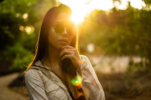 女人穿着sunglsses的特写照片 · 免费素材图片