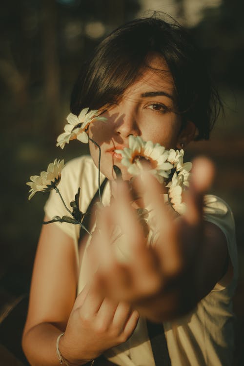 女人手捧花 · 免费素材图片