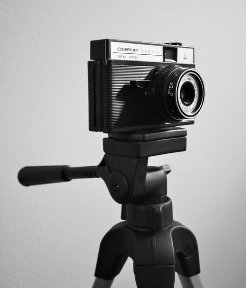 相机在三脚架上的灰度照片 · 免费素材图片