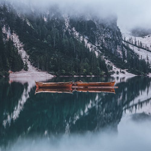 小船在平静的水面山滑 · 免费素材图片