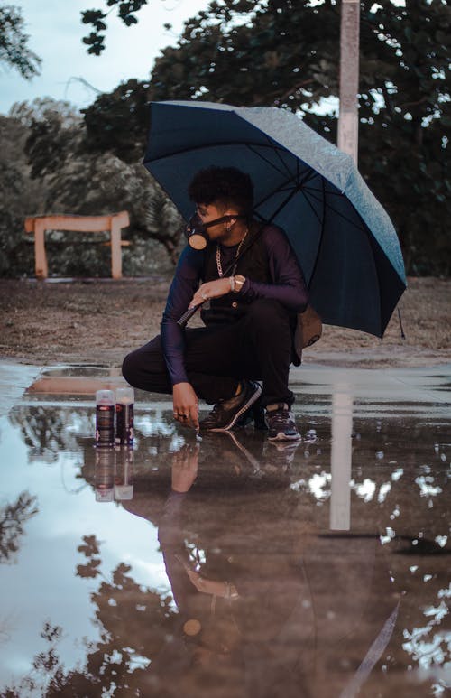 拿着雨伞的男人 · 免费素材图片