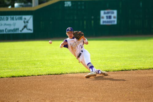 男子打棒球的照片 · 免费素材图片
