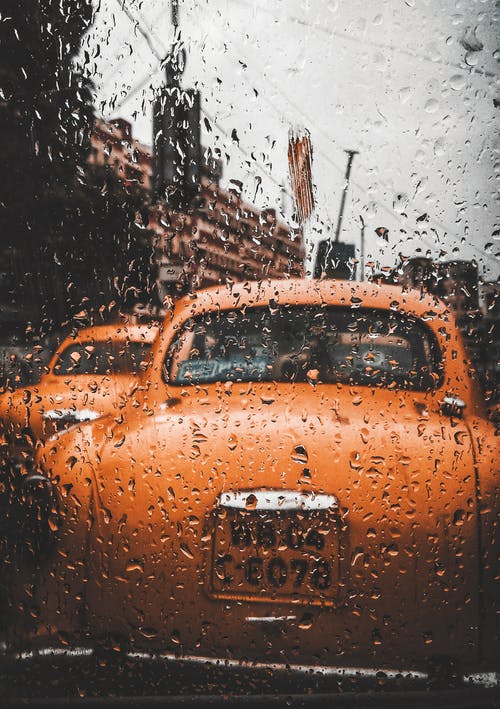 橙色车上的水露 · 免费素材图片