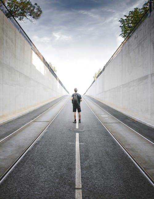 站在路中间的男人男人的后视图 · 免费素材图片