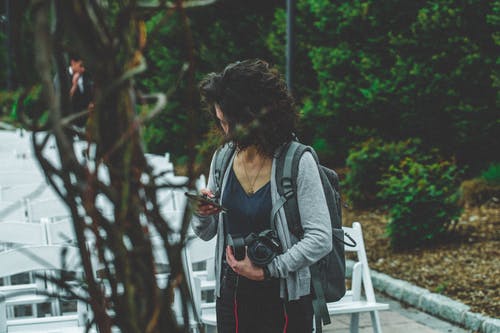 女人站在树旁 · 免费素材图片