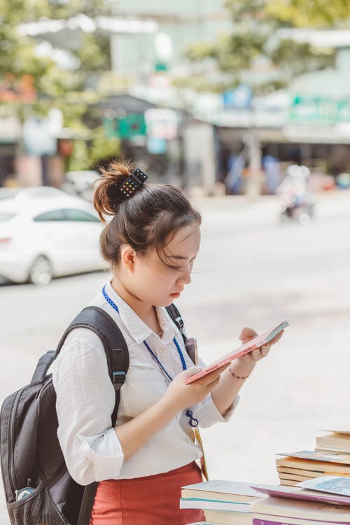 看书的女人 · 免费素材图片