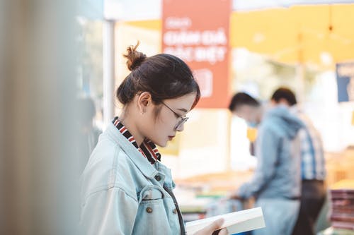 女人看书的照片 · 免费素材图片