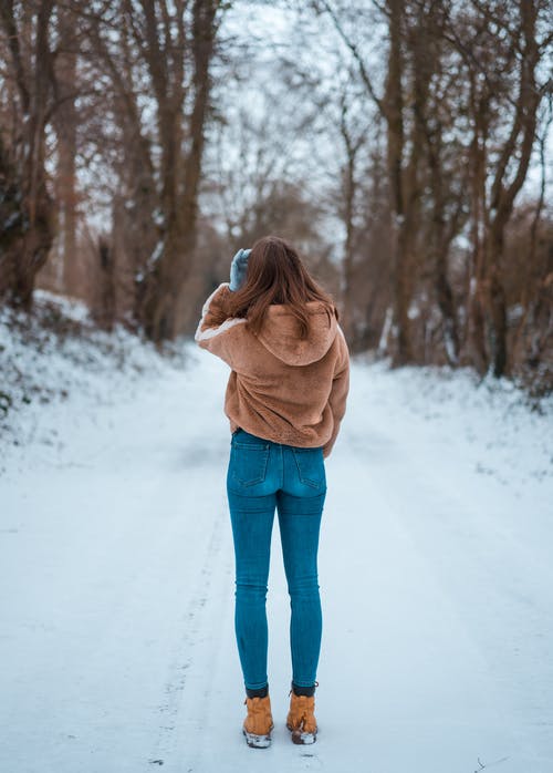站在积雪的地面上的女人 · 免费素材图片