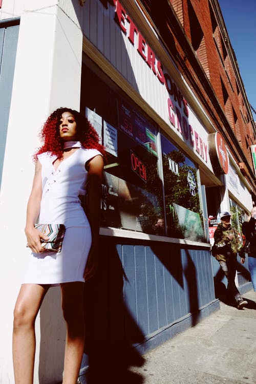 女人站在杂货店附近的照片 · 免费素材图片