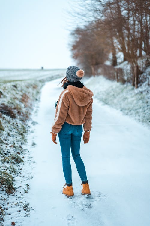 女人穿着冬天的衣服 · 免费素材图片