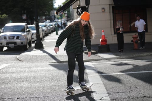 男子骑马滑板的照片 · 免费素材图片