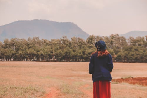 蓝色毛衣的女人 · 免费素材图片