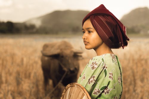 女人戴着头巾的特写照片 · 免费素材图片