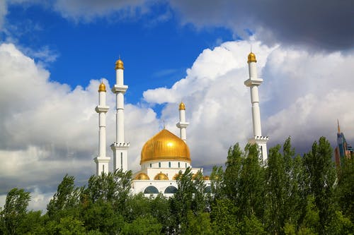 多云的天空下清真寺的照片 · 免费素材图片