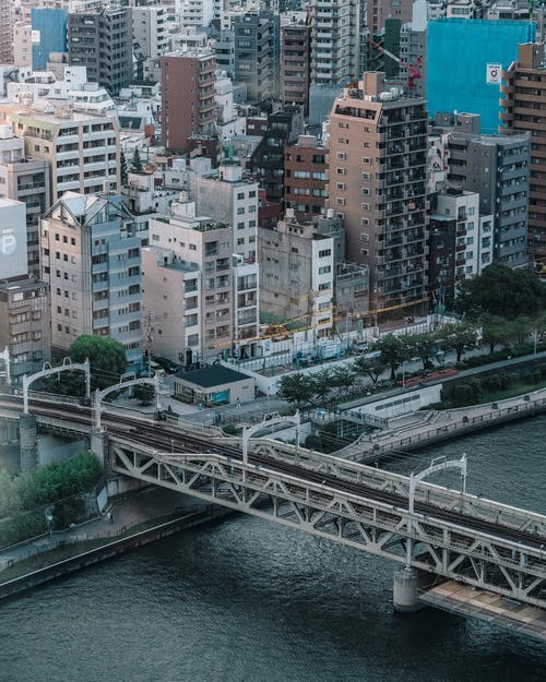 黑白桥梁和城市建筑的高角度照片 · 免费素材图片